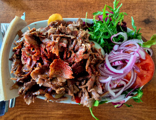 Döner-Teller mit Fleisch, Salat und Zwiebeln